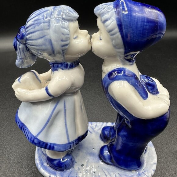 Vintage Delft Blue Kissing Dutch Couple Figurine 4.5" Holland Pottery - Picture 8 of 12